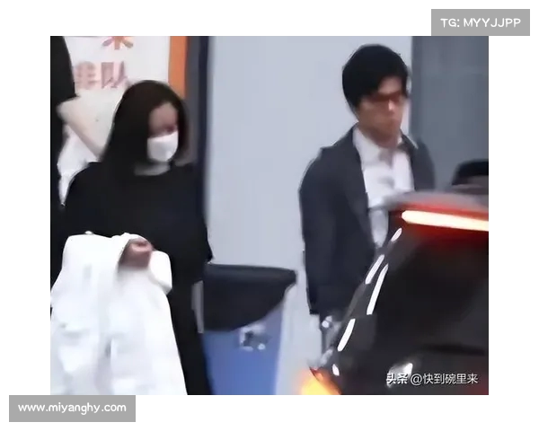李健爱妻人设崩塌?与孟小蓓出行疑似保持距离,网友揣测婚姻问题 李健爱妻人设崩塌?与孟小蓓出行疑似保持距离,网友揣测婚姻问题
